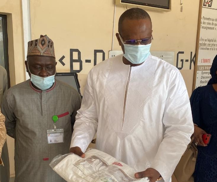M. Lat Diop remettant un lot de 500 draps hospitaliers à la direction de l'Hôpital Dalal Jamm