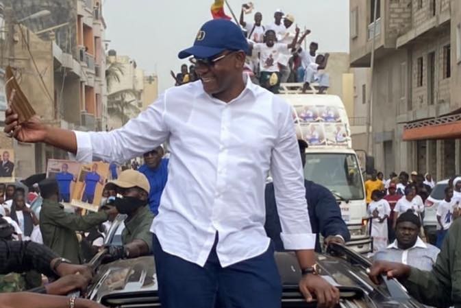M. Lat Diop saluant les populations lors d'une visite de terrain à Guédiawaye Golf Sud